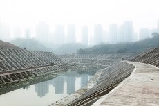 Bachverbauung vor Neubaugebiet, Chongqing